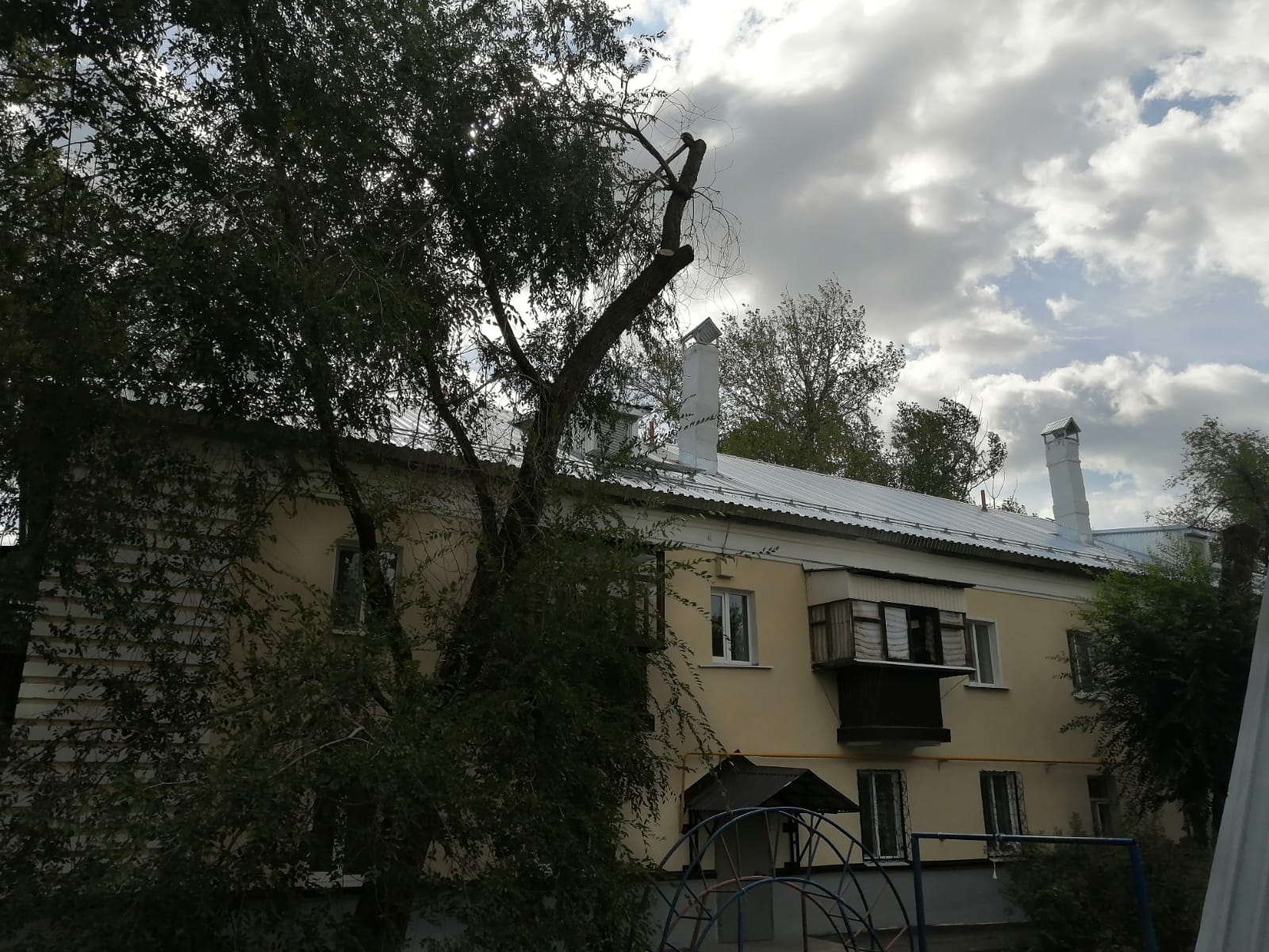 Комплексный подход: ремонт фасада и замена кровли.
