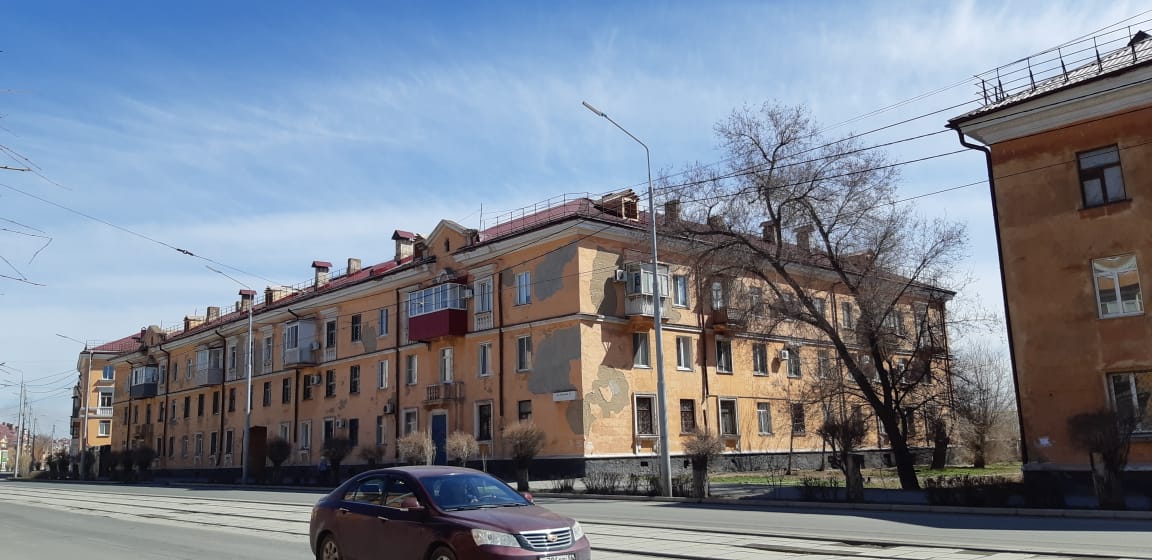   Продолжается капитальный ремонт крыш по ул.Советской в г.Новотроицк.