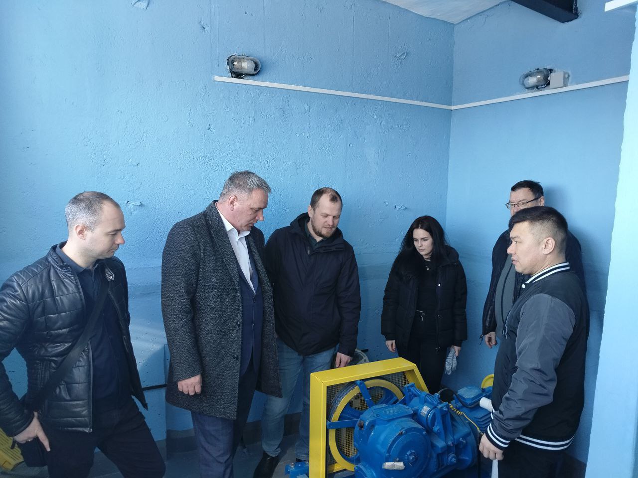 Олег Белан принял участие в приемке работ по замене лифтового оборудования в областном центре.