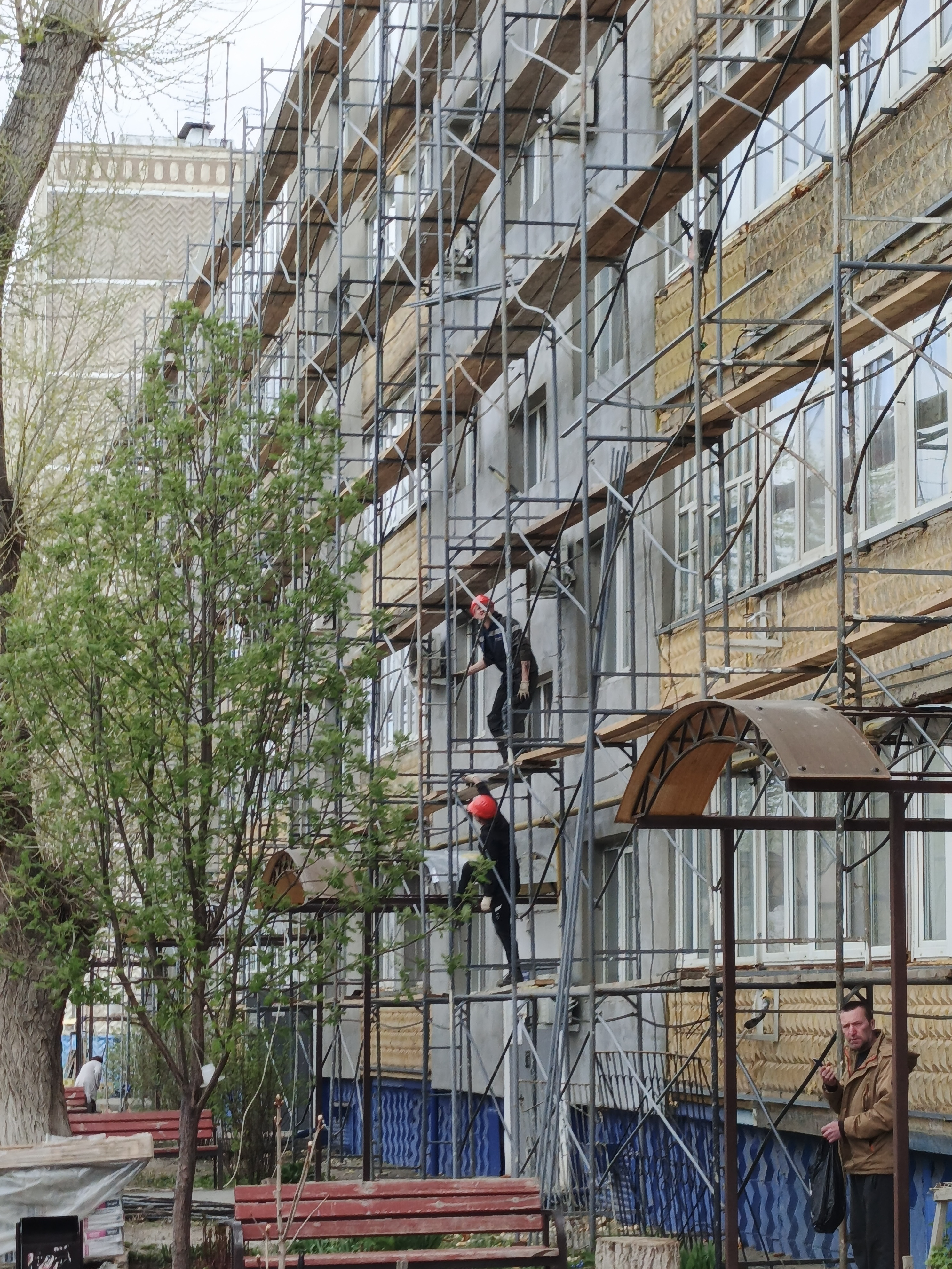 В самом разгаре капитальный ремонт фасада в доме № 4 по улице Салмышской